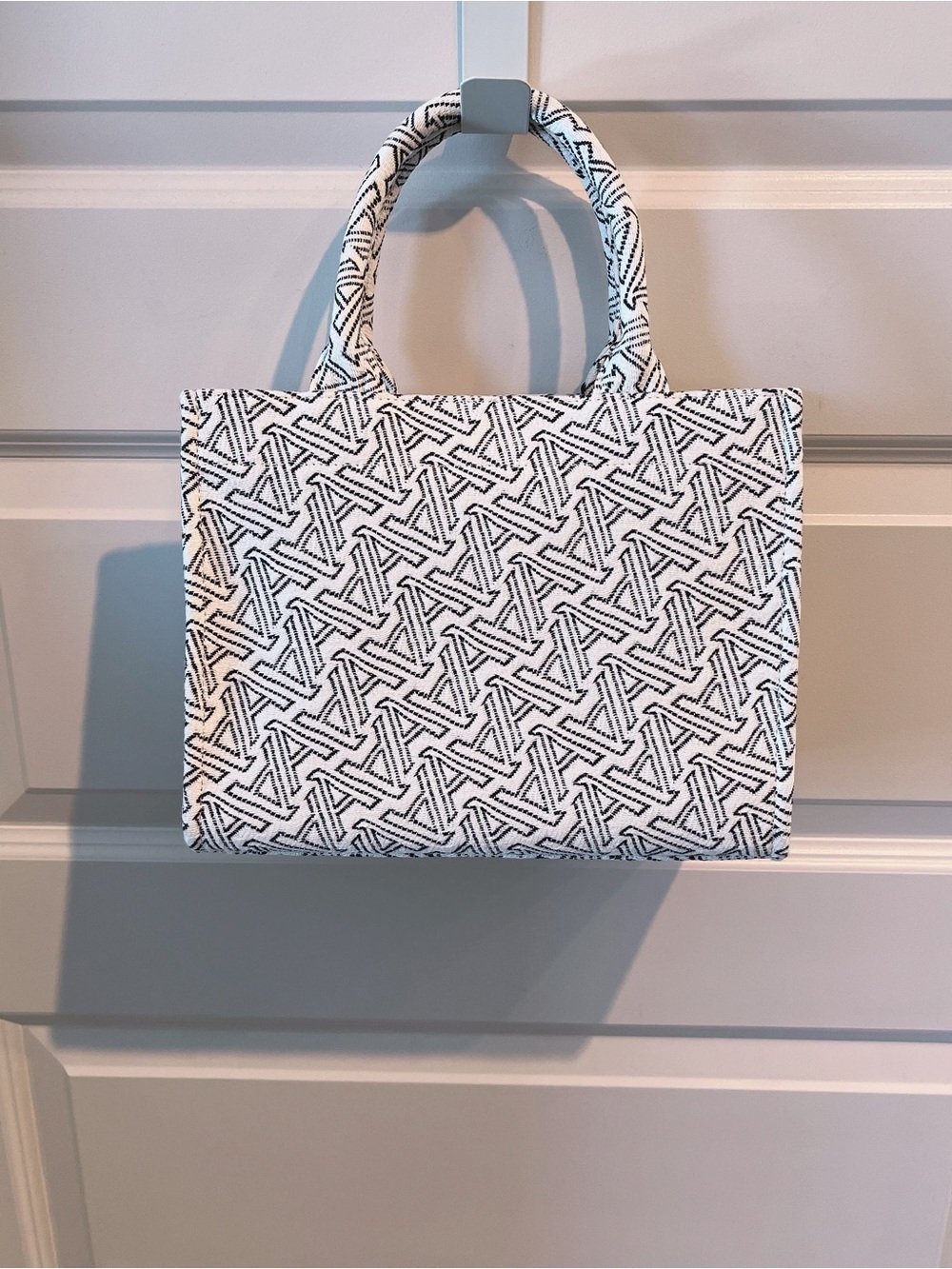 NWT Aritzia Keep Mini Patterned Navy & White Tote Bag
